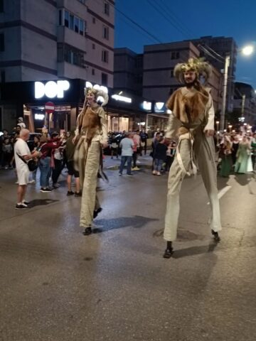 O mare paradă cu domnițe, războinici cu arme zăngănind și torțe a dat startul Festivalului de Artă Medievală de la Suceava