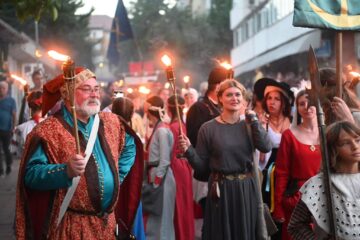 O mare paradă cu domnițe, războinici cu arme zăngănind și torțe a dat startul Festivalului de Artă Medievală de la Suceava