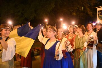 O mare paradă cu domnițe, războinici cu arme zăngănind și torțe a dat startul Festivalului de Artă Medievală de la Suceava