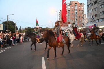 O mare paradă cu domnițe, războinici cu arme zăngănind și torțe a dat startul Festivalului de Artă Medievală de la Suceava