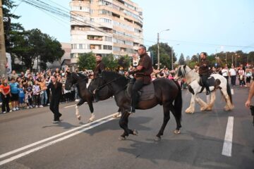O mare paradă cu domnițe, războinici cu arme zăngănind și torțe a dat startul Festivalului de Artă Medievală de la Suceava