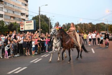 O mare paradă cu domnițe, războinici cu arme zăngănind și torțe a dat startul Festivalului de Artă Medievală de la Suceava
