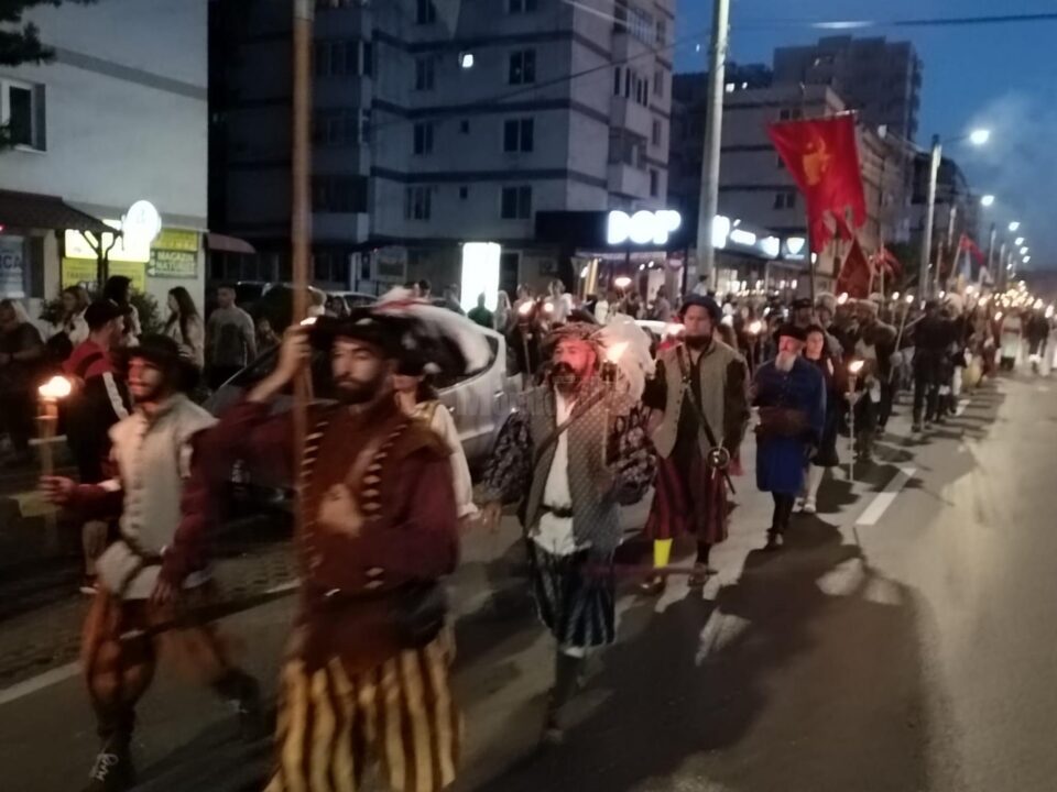 O mare paradă cu domnițe, războinici înarmați și torțe a dat startul în această seară Festivalului de Artă Medievală de la Suceava