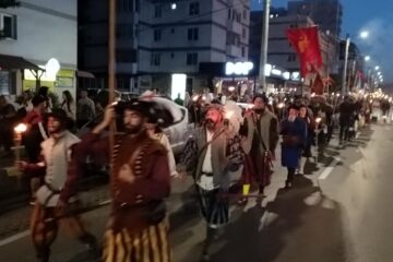 O mare paradă cu domnițe, războinici înarmați și torțe a dat startul în această seară Festivalului de Artă Medievală de la Suceava