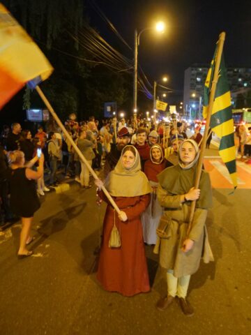 O mare paradă cu domnițe, războinici cu arme zăngănind și torțe a dat startul Festivalului de Artă Medievală de la Suceava