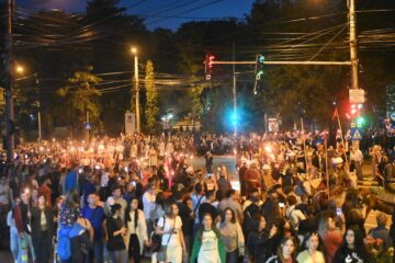 O mare paradă cu domnițe, războinici cu arme zăngănind și torțe a dat startul Festivalului de Artă Medievală de la Suceava