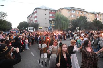 O mare paradă cu domnițe, războinici cu arme zăngănind și torțe a dat startul Festivalului de Artă Medievală de la Suceava