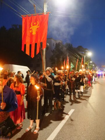 O mare paradă cu domnițe, războinici cu arme zăngănind și torțe a dat startul Festivalului de Artă Medievală de la Suceava