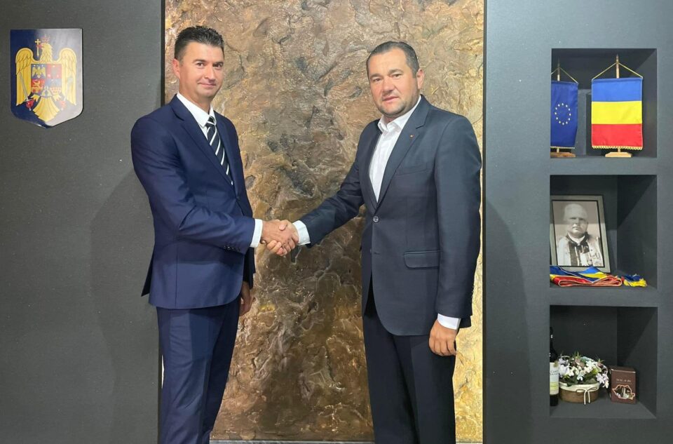 Radu Reziuc, primarul din Mitocu Dragomirnei (dreapta), alături de Tiberiu Strugariu, administratorul firmei care s-a ocupat de digitalizare