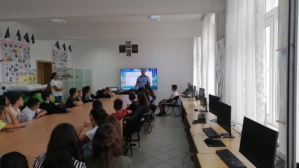 Polițiștii au ”descins” la școala de vară pentru copiii de etnie ucraineană