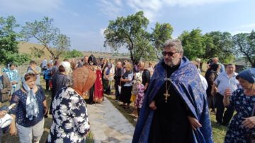 Preotul Azad Mandalian la procesiunea de la Hagigadar