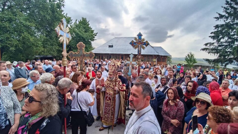 Episcopul Datev Agropian in mijlocul credincioșilor2