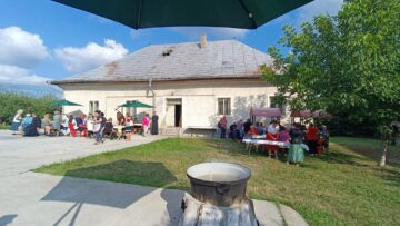 Curtea Bisericii Sf. Cruce din Suceava s-a umplut de oameni care au făcut urechiușe