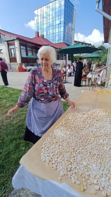 Oamenii au muncit sâmbătă după-amiază pentru a face mii de urechiușe