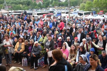 Mii de pelerini catolici se roagă pentru pace și sănătate la sanctuarul național marian de la Cacica