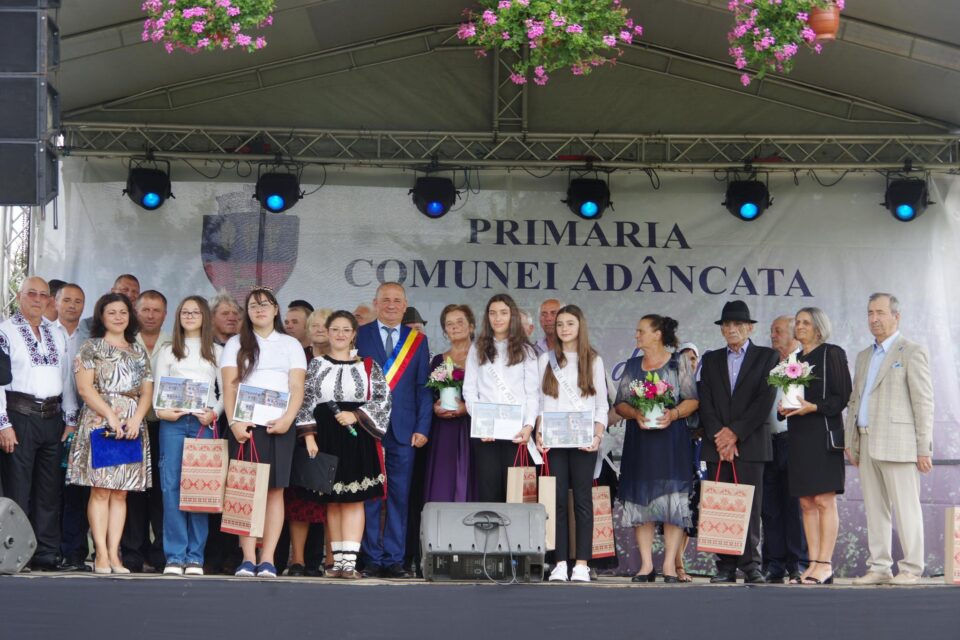 Primaria Adâncata a premiat cuplurile de aur și cei mai buni elevi din comună