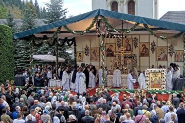 Mii de pelerini din țară și străinătate au venit și anul acesta la Mănăstirea Putna, Ierusalimul Neamului Românesc, de sărbătoarea Adormirii Maicii Domnului