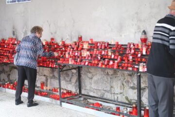 Mii de pelerini catolici se roagă pentru pace și sănătate la sanctuarul național marian de la Cacica