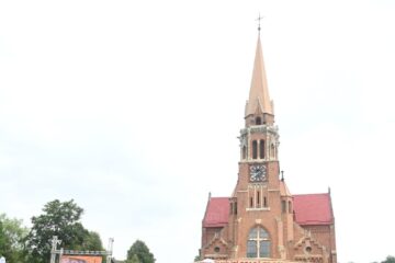Mii de pelerini catolici se roagă pentru pace și sănătate la sanctuarul național marian de la Cacica