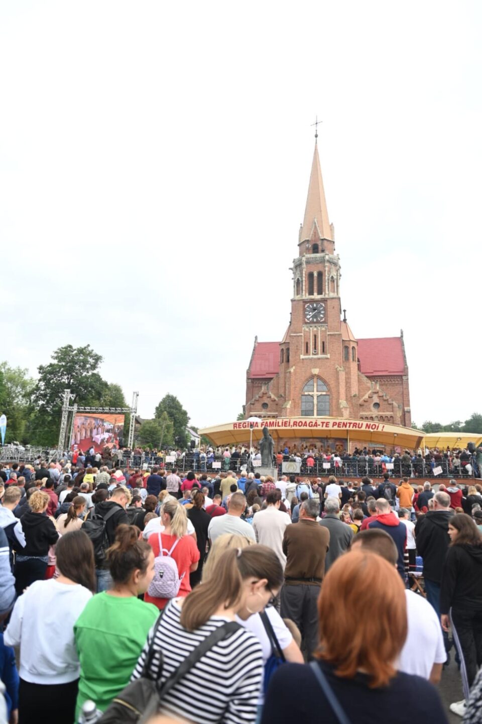Mii de pelerini catolici se roagă pentru pace și sănătate la sanctuarul național marian de la Cacica