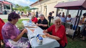 Migală și răbdare pentru a face urechiușe mici cât o unghie