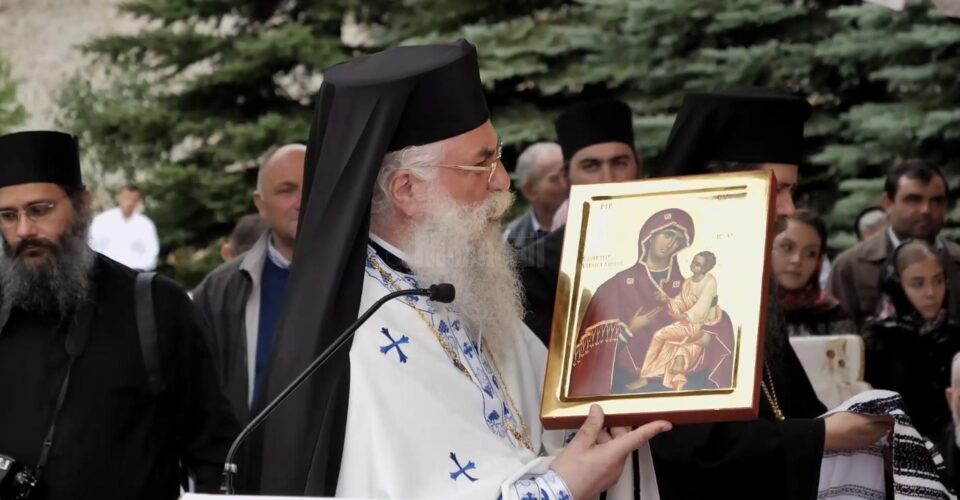 Staretul Melchisedec Velnic i-a oferit ÎPS Calinic o icoană a Maicii Domnului