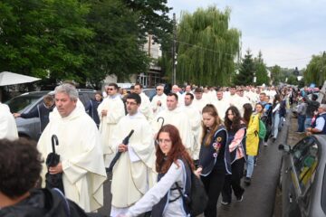 Mii de pelerini catolici se roagă pentru pace și sănătate la sanctuarul național marian de la Cacica
