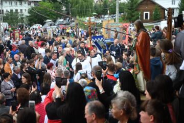 Mii de pelerini catolici se roagă pentru pace și sănătate la sanctuarul național marian de la Cacica