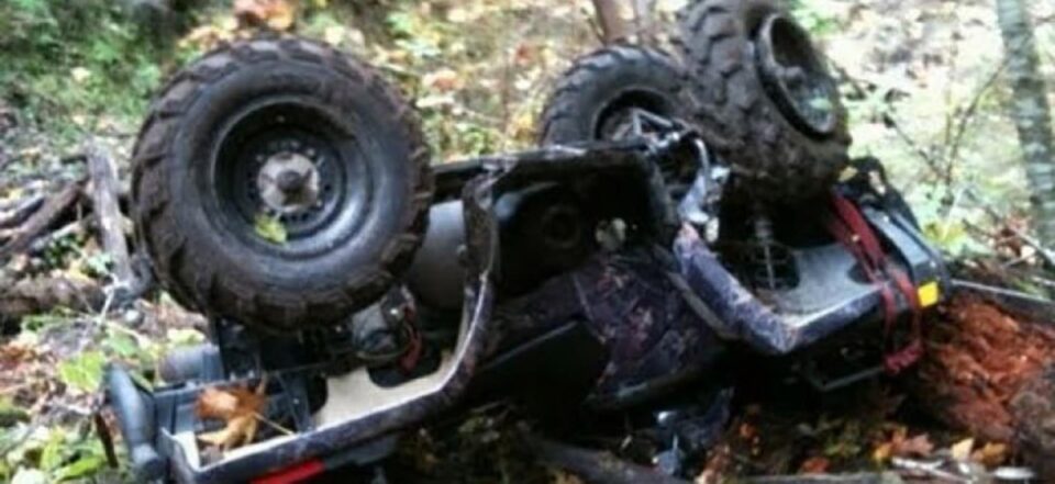 A confundat frâna cu accelerația și a intrat cu ATV-ul în copac Sursa portalsm.ro