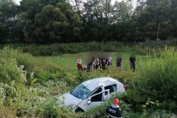 Fetiță de 9 ani transportată la spital după ce mașina în care se afla s-a răsturnat într-un șanț
