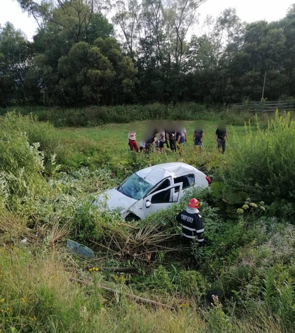 Fetiță de 9 ani transportată la spital după ce mașina în care se afla s-a răsturnat într-un șanț Fetiță de 9 ani transportată la spital după ce mașina în care se afla s-a răsturnat într-un șanț
