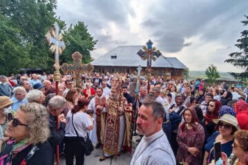 Episcopul Datev Agropian în mijlocul credincioșilor