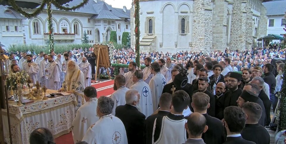 Mii de pelerini din țară și străinătate au venit și anul acesta la Mănăstirea Putna, Ierusalimul Neamului Românesc, de sărbătoarea Adormirii Maicii Domnului