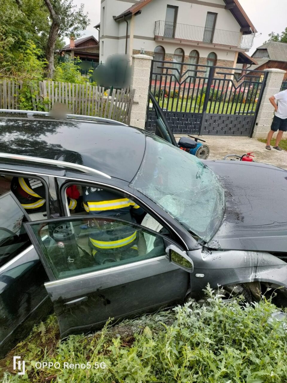 Un autoturism s-a izbit într-un cap de pod, luni după-amiază, pe raza localității Boroaia