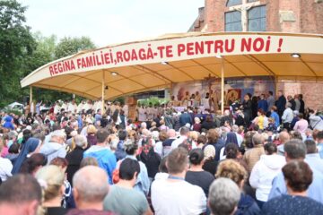 Mii de pelerini catolici se roagă pentru pace și sănătate la sanctuarul național marian de la Cacica