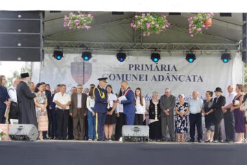 Primarul din Adâncata, Viorel Cucu, a premiat opt cupluri de aur și patru elevi eminenți