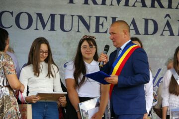 Primarul din Adâncata, Viorel Cucu, a premiat opt cupluri de aur și patru elevi eminenți