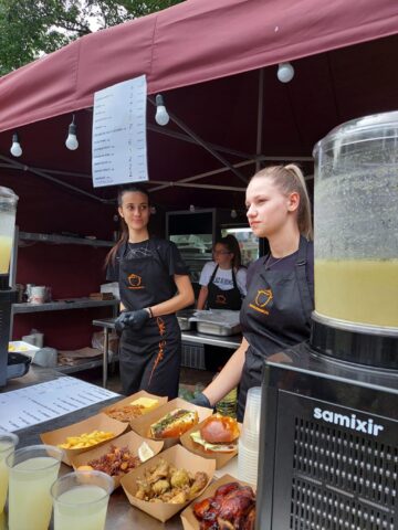Elevi ai Colegiului Economic au gătit alături de chef Cătălin Scărlătescu