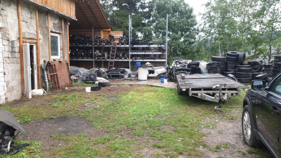 Firmă de dezmembrări auto din Pojorâta, amendată de Garda de Mediu cu 40.000 de lei