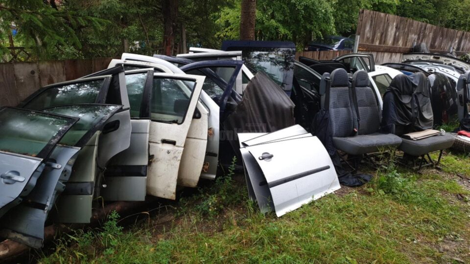 Firmă de dezmembrări auto din Pojorâta, amendată de Garda de Mediu cu 40.000 de lei