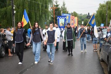 Mii de pelerini catolici s-au rugat pentru pace și sănătate la sanctuarul național marian de la Cacica