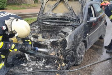 O mașină a luat foc în mers în centrul Sucevei
