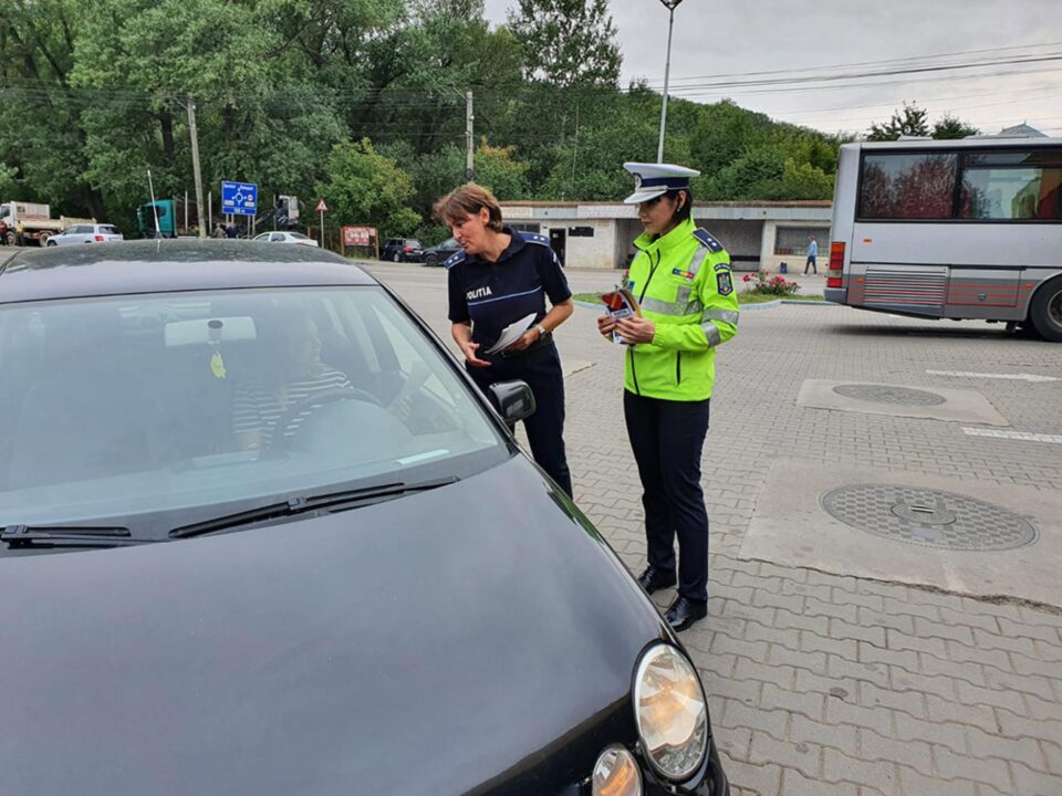 Polițistele de la Prevenire au insistat pe tema importanței folosirii corecte a scaunelor pentru copii și a centurilor de siguranță