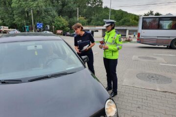 Polițistele de la Prevenire au insistat pe tema importanței folosirii corecte a scaunelor pentru copii și a centurilor de siguranță