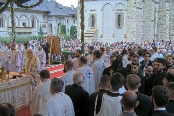 Mii de credincioși au participat la hramul Mănăstirii Putna de sărbătoarea Adormirea Maicii Domnului