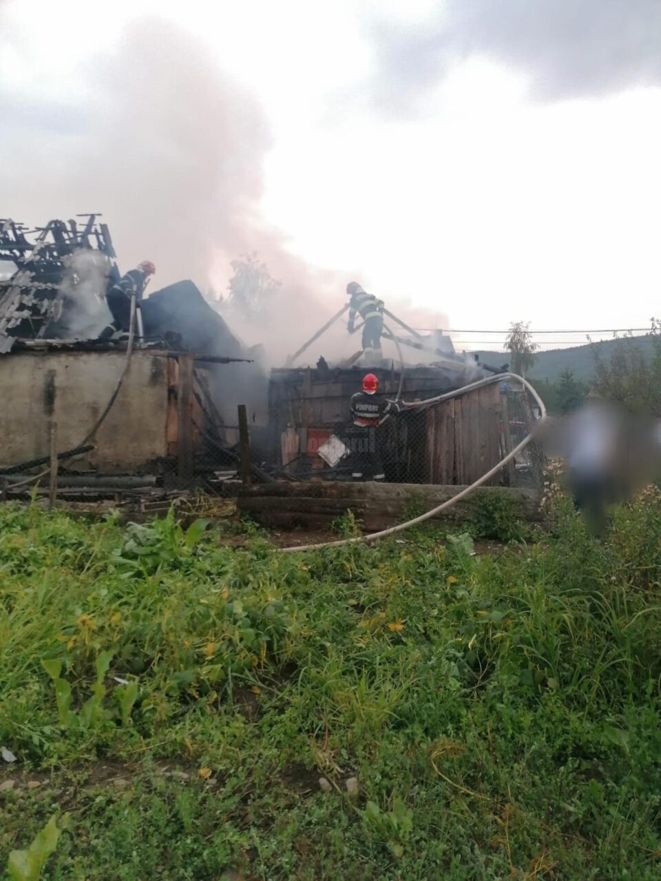 Casă distrusă de un puternic incendiu pus intenționat