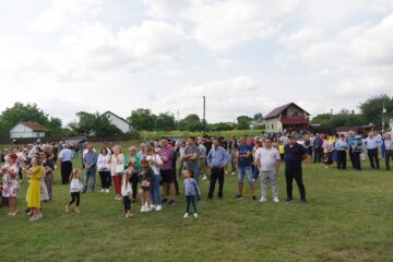 Primarul din Adâncata, Viorel Cucu, a premiat opt cupluri de aur și patru elevi eminenți