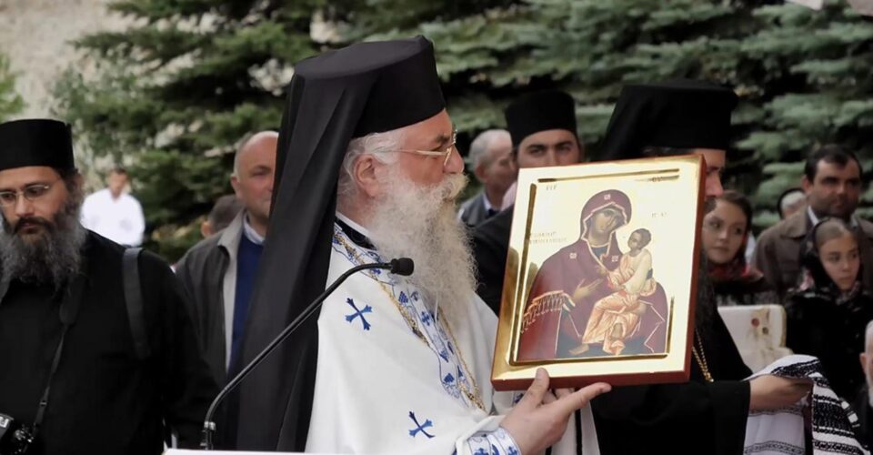 Starețul Melchisedec Velnic i-a oferit lui ÎPS Calinic o icoană a Maicii Domnului