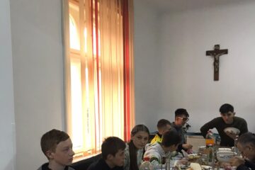 Produse alimentare de circa 15.000 de lei, donate de „Rădăuțiul civic” centrului social Casa Vladimir