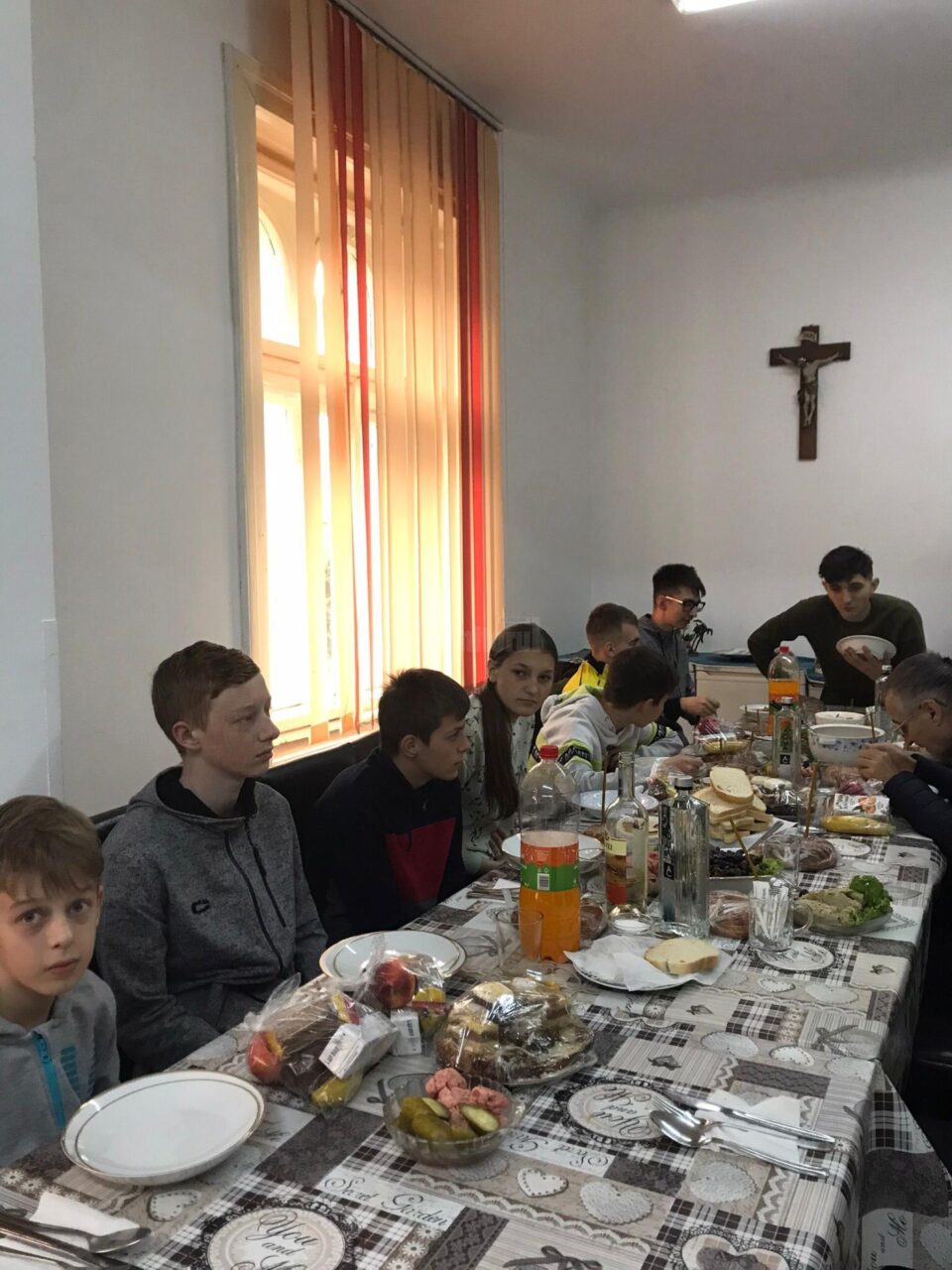 Produse alimentare de circa 15.000 de lei, donate de „Rădăuțiul civic” centrului social Casa Vladimir